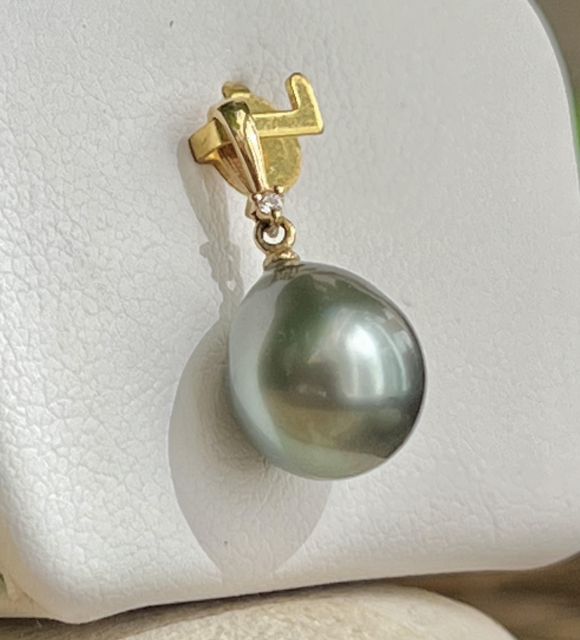 Un diamant naturel veille, discret, comme une étoile sur l’horizon. Poerava Rava n’illumine pas seulement le cou. Elle éclaire ce que l’on porte en soi.