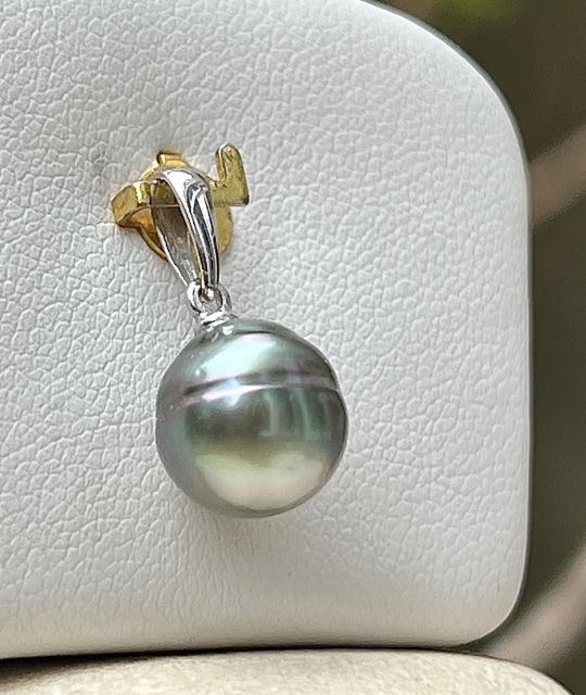 Bijou en perle de Tahiti aux reflets rares et lustre exceptionnel. Certificat d’authenticité et livraison sécurisée – Poemotu.