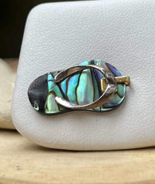 Elegante Mischung aus Tradition und Exotik, die das Wesen der maritimen Kultur einfängt, zeigt der Savate-Anhänger Ihre Liebe zu den Inseln - kostenloser Versand