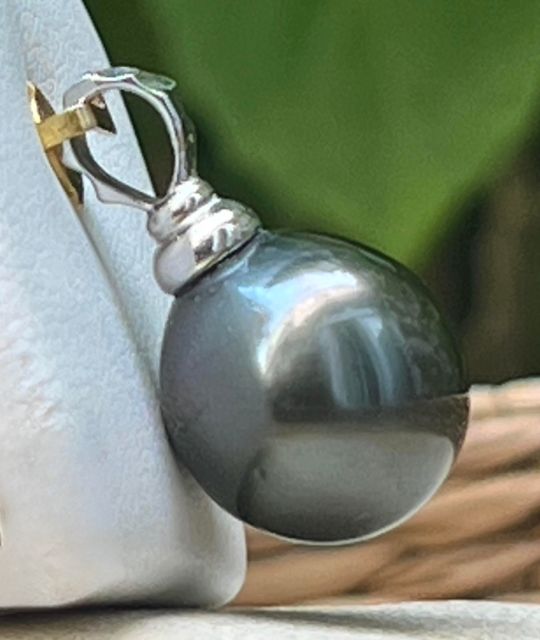 Bijou en perle de Tahiti aux reflets rares et lustre exceptionnel. Certificat d’authenticité et livraison sécurisée – Poemotu.