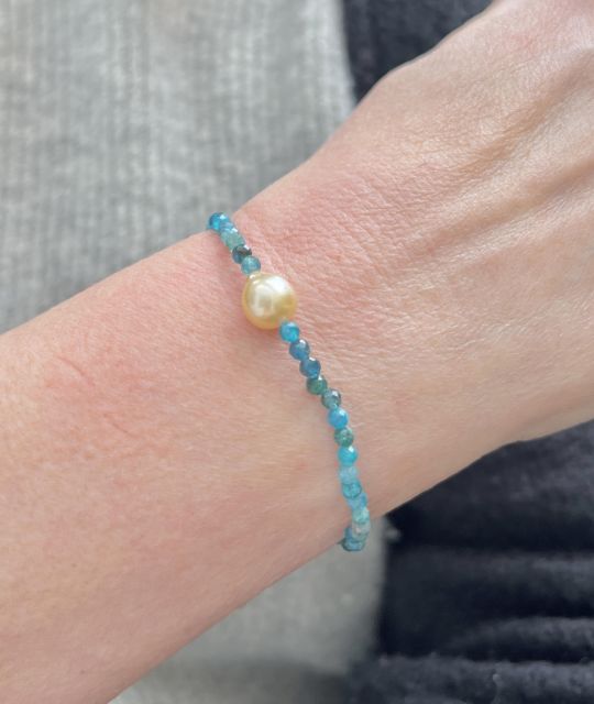 Adoptez la bienfaisance de la perle gold et des apatites réunies dans un bracelet unique réalisé dans notre atelier de Nantes - livraison gratuite
