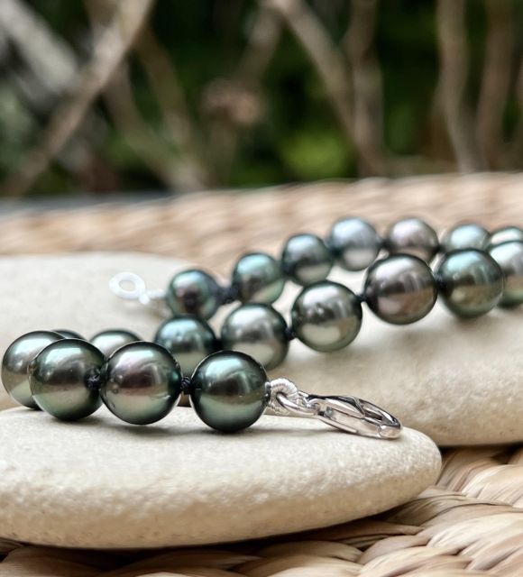 Bracelet composé de 19 perles de Tahiti rondes, de 7,90 à 9,00 mm pour la perle centrale, couleur peacock aux très beaux lustres, qualité AA/AAA