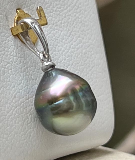 Bijou en perle de Tahiti aux reflets rares et lustre exceptionnel. Certificat d’authenticité et livraison sécurisée – Poemotu.