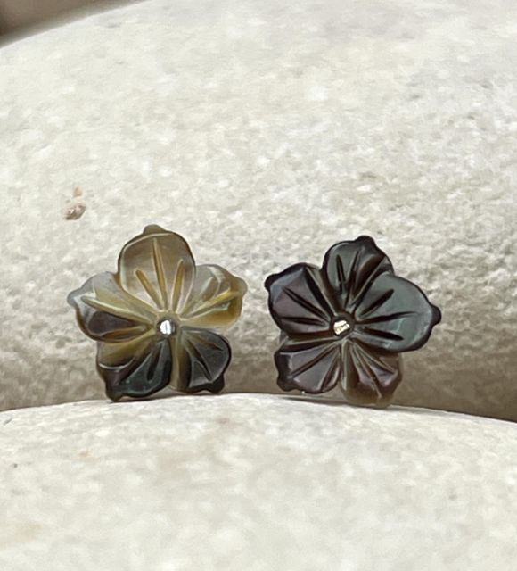 Adorables fleurs en boucles d'oreilles - nacre grise de Tahiti