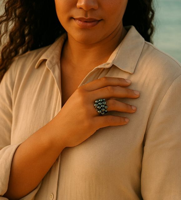 Bijou en perle de Tahiti aux reflets rares et lustre exceptionnel. Certificat d’authenticité et livraison sécurisée – Poemotu.