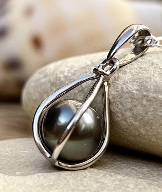 une véritable perle de Tahiti de 7/8mm en pendentif cage - fabrication française - certifié et garanti
