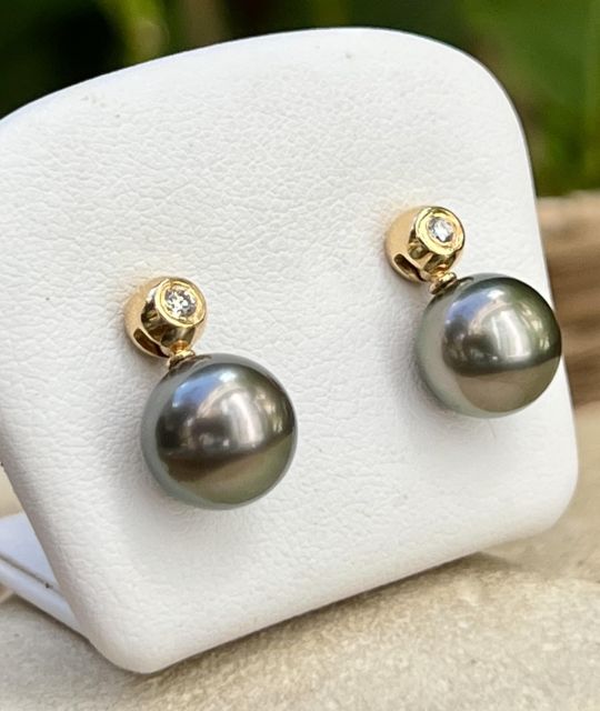 18カラットのイエローゴールドにセッティングされた、養殖真珠の「エヴァナ」ピアスは、鉱物の輝きとポリネシアの神秘の間の希少な調和を披露します。