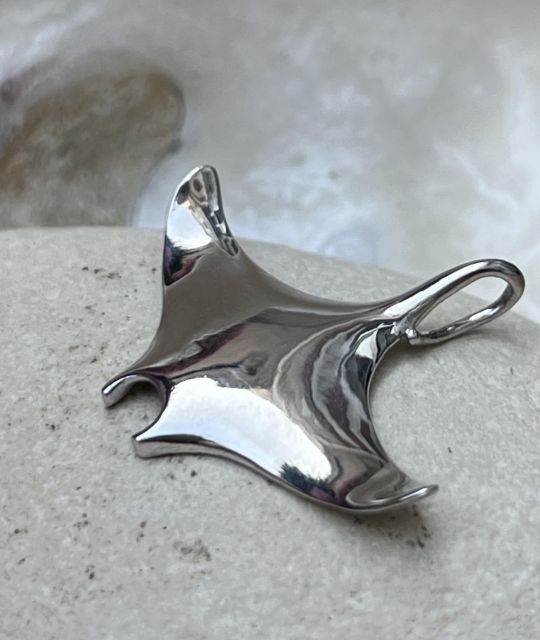 Bijou en perle de Tahiti aux reflets rares et lustre exceptionnel. Certificat d’authenticité et livraison sécurisée – Poemotu.