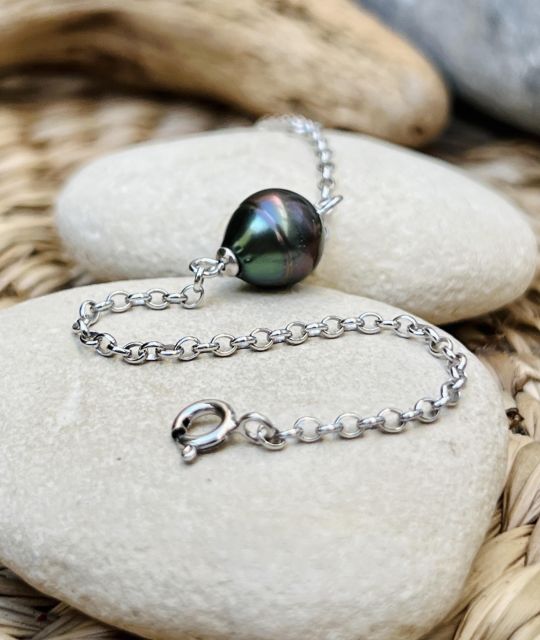 Découvrez la véritable perle de Tahiti de forme semi-baroque et de couleur aubergine au lustre éclatant de ce bracelet - pièce unique