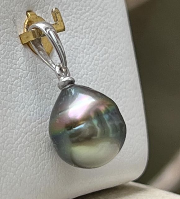Bijou en perle de Tahiti aux reflets rares et lustre exceptionnel. Certificat d’authenticité et livraison sécurisée – Poemotu.