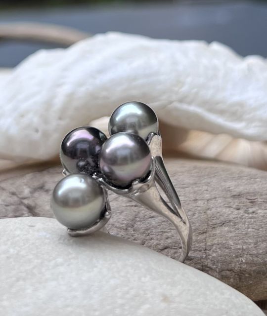 Bijou en perle de Tahiti aux reflets rares et lustre exceptionnel. Certificat d’authenticité et livraison sécurisée – Poemotu.