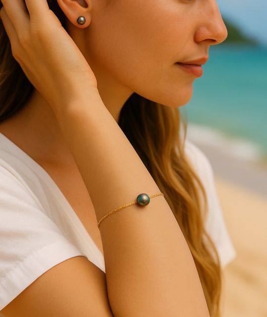 Entdecken Sie "Star", unser Armband aus 18 Karat Gold und Tahiti-Zuchtperle - elegant und dezent, um es mit einem anderen Armband zu kombinieren oder allein zu tragen - kostenloser Versand