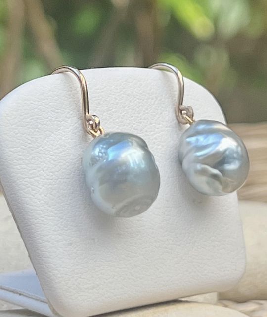 Bijou en perle de Tahiti aux reflets rares et lustre exceptionnel. Certificat d’authenticité et livraison sécurisée – Poemotu.