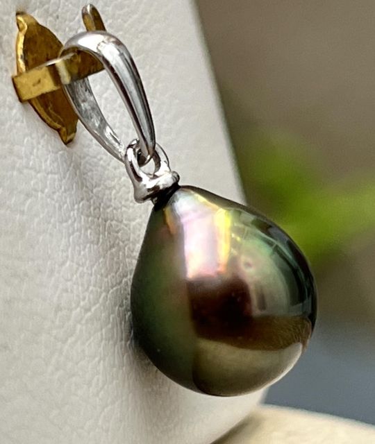 Ein einzigartiger Kupferkreis, perfekt gezeichnet, verstärkt die Tiefe der Farbe und erinnert an die mythischen Gewässer von Bora Bora. Ein seltenes und unvergessliches Stück, in verbindlichen Fotos präsentiert.