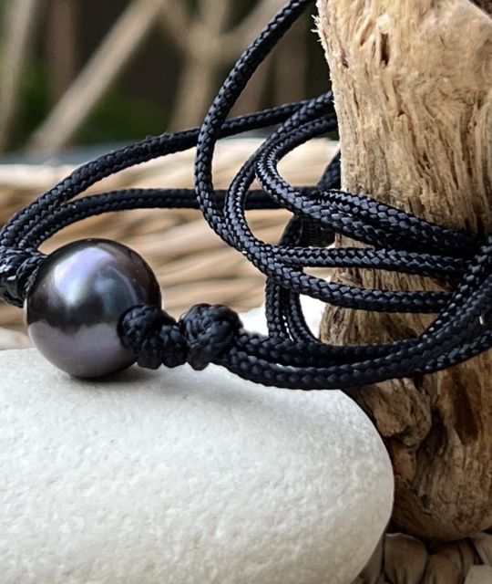 Entdecken Sie diese echte tahitianische Perle in Violetttönen - montiert auf einer robusten schwarzen Halskette - GIA-Zertifikat - gesicherter kostenloser Versand.
