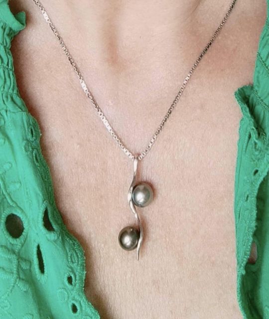 Entdecken Sie den Twin-Anhänger und seine echten Tahiti-Perlen, getragen von unseren Kunden - 100% authentische Zeugnisse und Rückverfolgbarkeit mit Poemotu -