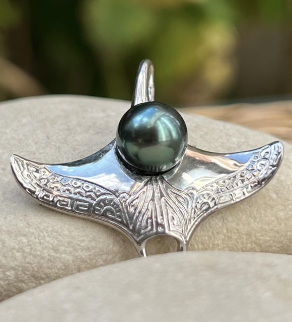 Superbe perle de Tahiti véritable de couleur outre-mer au lustre excellent en pendentif raie manta argent rhodié - certifé et garanti - livraison gratuite