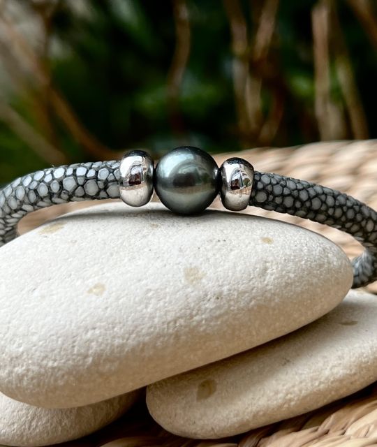 Bijou en perle de Tahiti aux reflets rares et lustre exceptionnel. Certificat d’authenticité et livraison sécurisée – Poemotu.