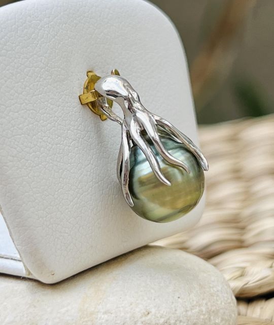 Une pieuvre en argent rhodié enlace une perle de Tahiti semi-baroque cerclée de 10,86 mm, vert lagon et au lustre excellent