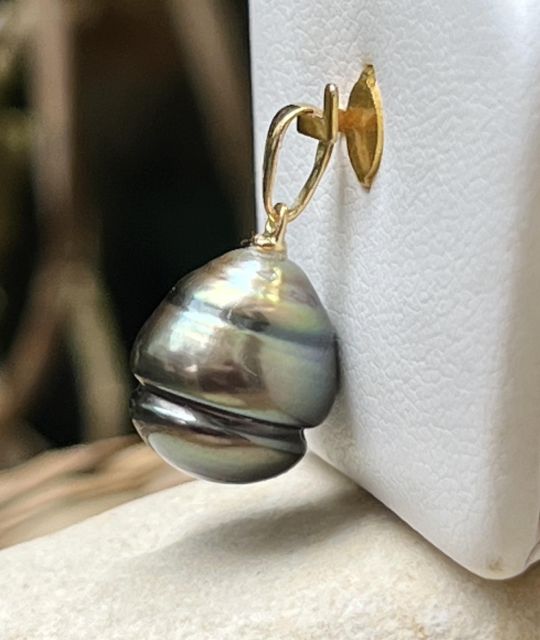 Ses deux cercles parfaits racontent le temps et l’océan : une pièce unique, rare et singulière, pour les amoureux des perles atypiques.