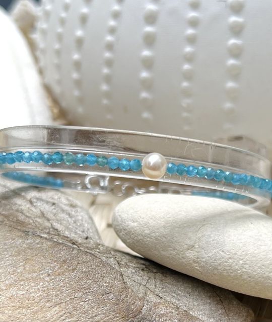 Für diejenigen, die Eleganz und Wohltätigkeit suchen, ist das Armband aus Süßwasserperle und Apatit perfekt, um Ihr Wohlbefinden zu fördern und Ihr Handgelenk zu verschönern.