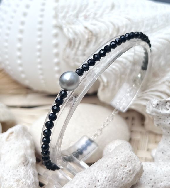 Créé avec amour dans notre atelier de Nantes en Loire-Atlantique, le bracelet perle de Tahiti et spinelles aux vertus bienfaisantes est en livraison gratuite