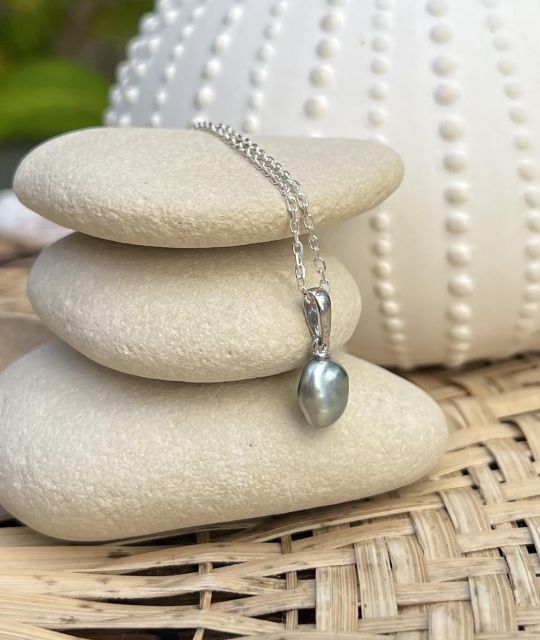 Entdecken Sie diesen wunderschönen blau-grauen Keshi, gefasst in einem Silberanhänger von 7/8 mm - einzigartiger Keshi-Schmuck - GIA-Zertifikat - kostenloser Versand