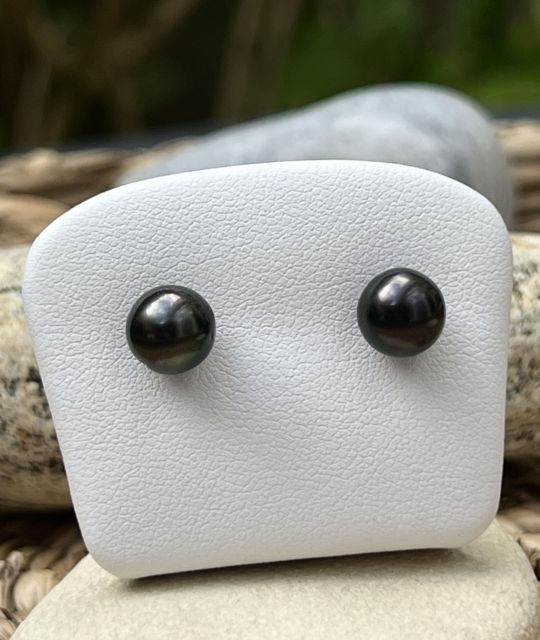 Vous tomberez sous le charme de ces magnifiques perles noires de Tahiti montées en boucles d'oreilles au charme incomparable - perles de Tahiti