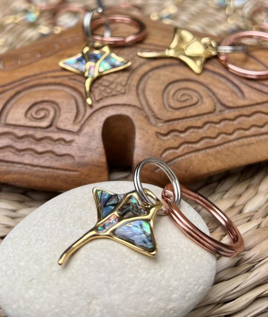 Kommen Sie und entdecken Sie Poemotu und unseren Schlüsselanhänger mit Mantarochen aus Perlmutt.