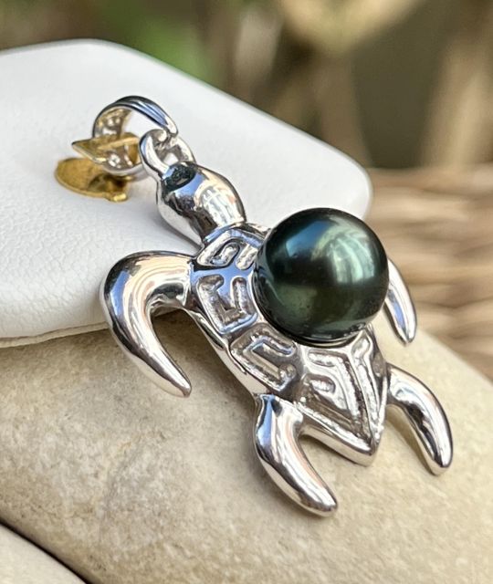 Bijou en perle de Tahiti aux reflets rares et lustre exceptionnel. Certificat d’authenticité et livraison sécurisée – Poemotu