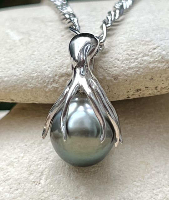 Découvrez Te Moana Nui, le Pendentif en argent en forme de pieuvre et sa perle de Tahiti véritable - certifié et garanti - livraison gratuite sécurisée