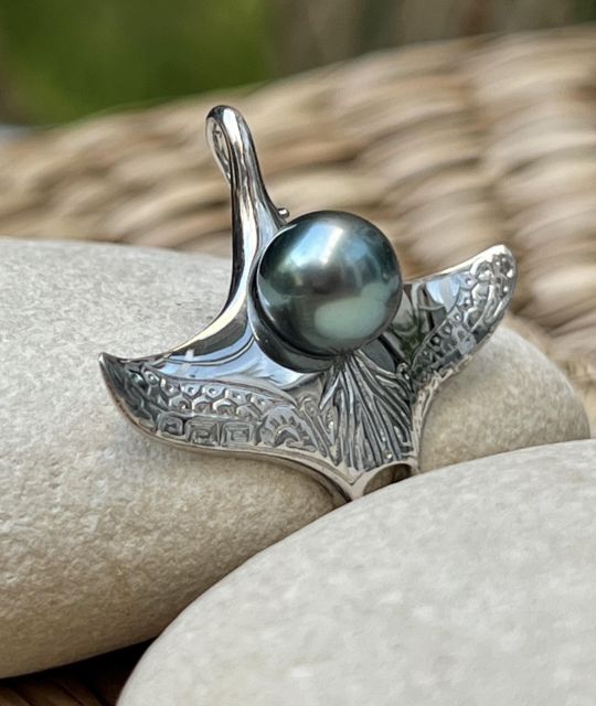 Une raie manta en argent rhodié enlace une perle de Tahiti ovale de 8,71 mm, gris-bleu et au très beau lustre - certifé et garanti
