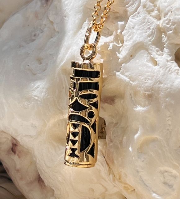 Comme un souffle de paix entre les êtres. Un talisman d’union, d’équilibre et de confiance, pour celles et ceux qui avancent avec le cœur ouvert et l’esprit clair.