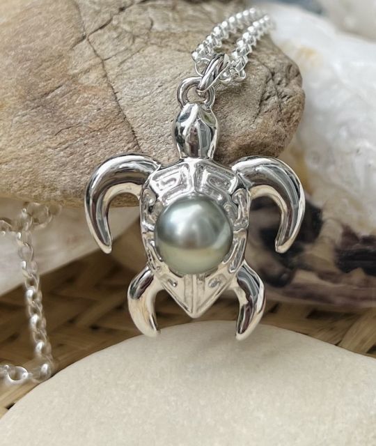 Découvrez le pendentif tortue en véritable perle de culture de Tahiti - finesse du détail - certificat GIA - livraison gratuite