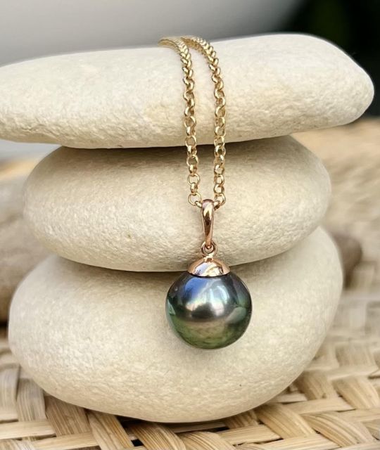 Bijou en perle de Tahiti aux reflets rares et lustre exceptionnel. Certificat d’authenticité et livraison sécurisée – Poemotu.