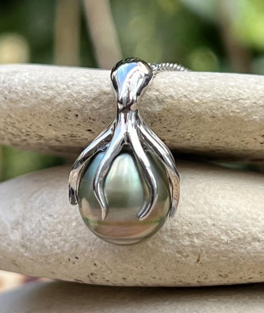 Découvrez ce pendentif exceptionnel en or blanc - Couleur de la perle de Tahiti blue pacific sunset - Certificat GIA - livraison gratuite