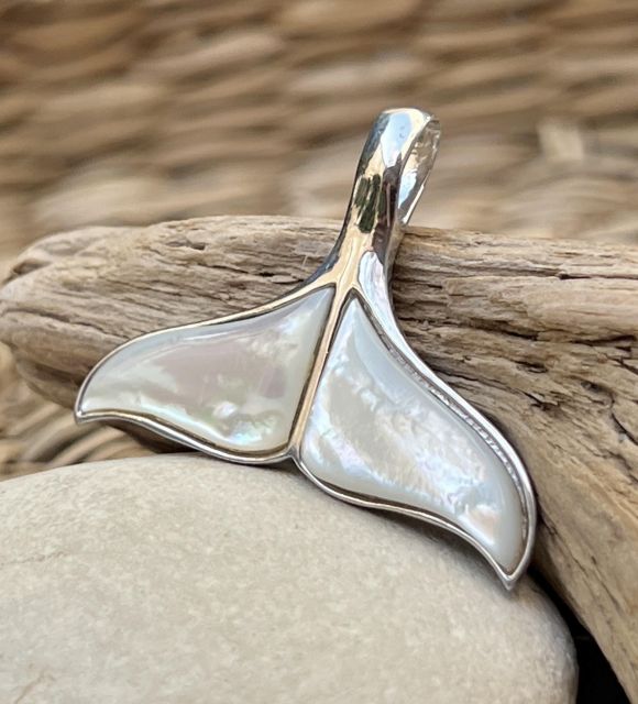 Queue de baleine en pendentif pour homme  - argent rhodié - création exclusive Poemotu - nacre issue de la culture de nos perles de Tahiti