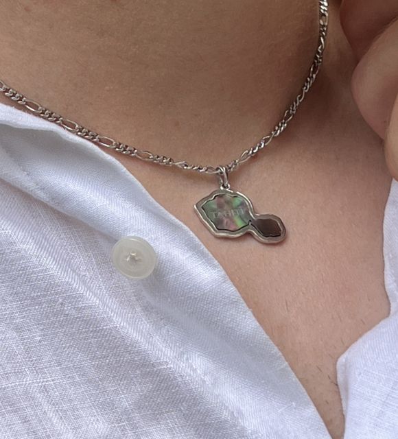 フランス領ポリネシアを愛する人々にとって欠かせないPoemotuの作品を発見してください - タヒチ島を象ったパールシェルのペンダント - Poemotu限定品