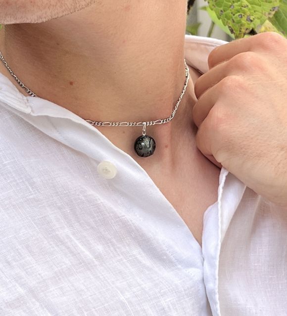 Découvrez cette perle de Tahiti unique gravée du signe du Zodiaque des Poissons - diamètre de la perle de 13.12mm - certifiée et garantie - livraison gratuite