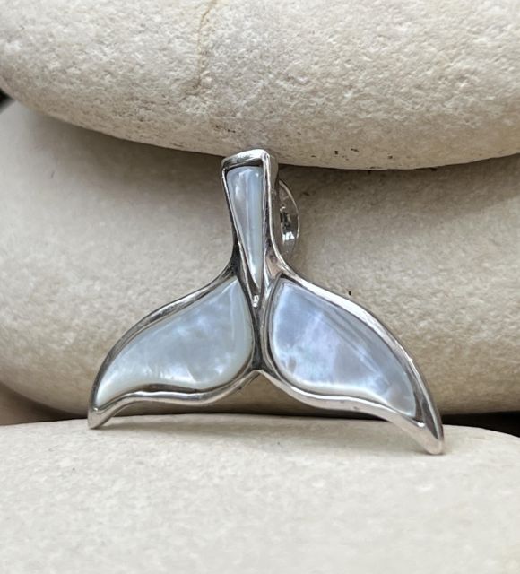 Une création exclusive Poemotu à mettre dans votre collection de bijou dauphin - nacre blanche de Tahiti valorisée - satisfait ou remboursé - certificat GIA