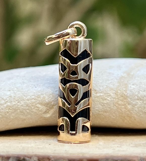 Tiki aux reflets solaires, habité par l’onyx noir. Un souffle de force tranquille, à porter tout contre soi pour rester aligné, entre puissance et paix.