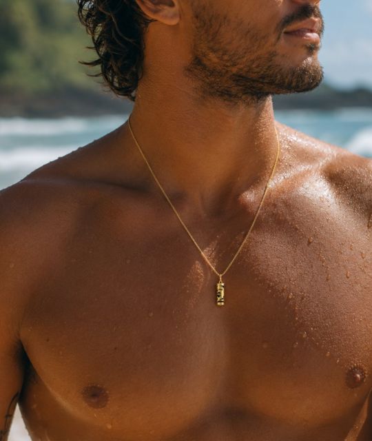 18カラットゴールドとブラックオニキスでできたTiki Requinペンダント、Mako Tahitiをご覧ください。ポリネシアにインスパイアされたこのペンダントは、洗練されていて時を超えたジュエリーで、マナ、保護、勇気、そして海の力を具現化しています。