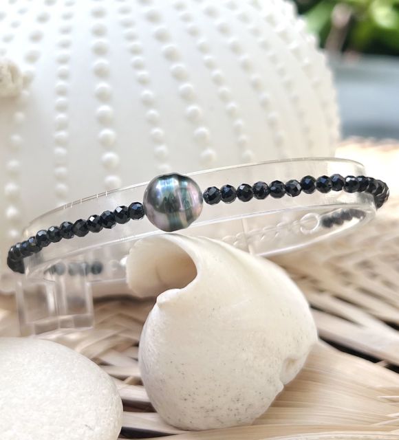 Scopri il nostro bracciale in spinelli neri e autentica perla di coltura di Tahiti - assemblato nel nostro laboratorio della Loira Atlantica - spedizione gratuita