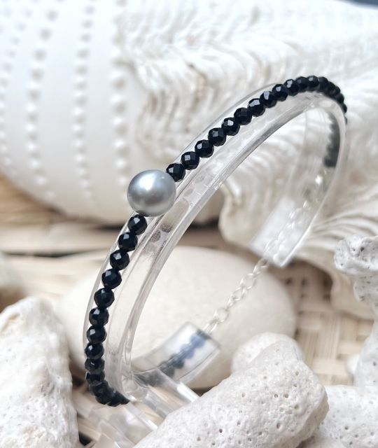 Mit Liebe in unserem Atelier in Nantes, Loire-Atlantique, kreiert, wird das Armband mit Tahiti-Perle und Spinellen mit wohltuenden Eigenschaften versandkostenfrei geliefert.