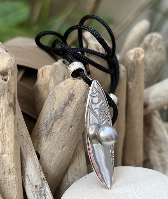 Bijou en perle de Tahiti aux reflets rares et lustre exceptionnel. Certificat d’authenticité et livraison sécurisée – Poemotu