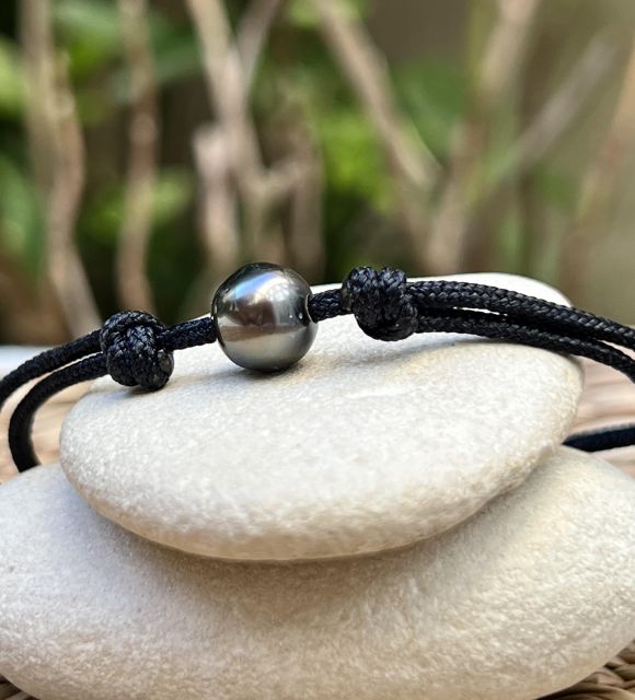 Bijou en perle de Tahiti aux reflets rares et lustre exceptionnel. Certificat d’authenticité et livraison sécurisée – Poemotu.