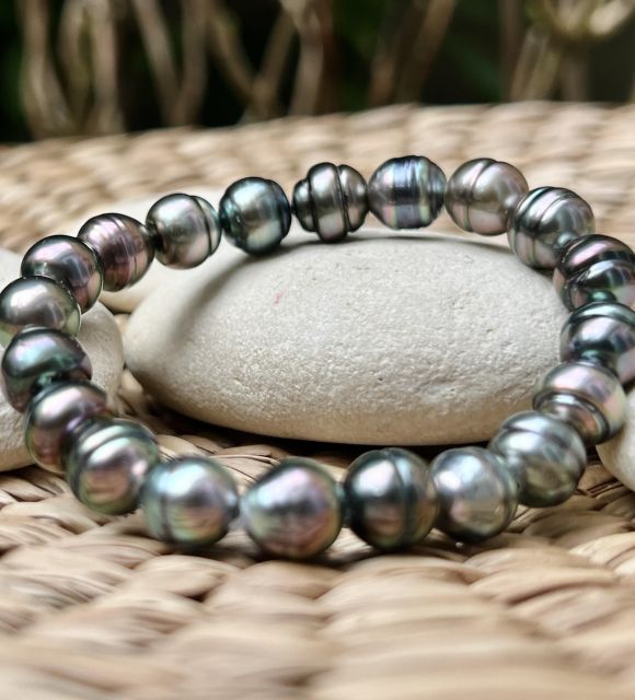 سوار مكون من 20 لؤلؤة مزروعة من تاهيتي، تتراوح بين 9 و10.35 ملم، تم اختيارها لبريقها الممتاز ودرجاتها اللونية الباستيلية ذات الظلال الوردية المسيطرة.