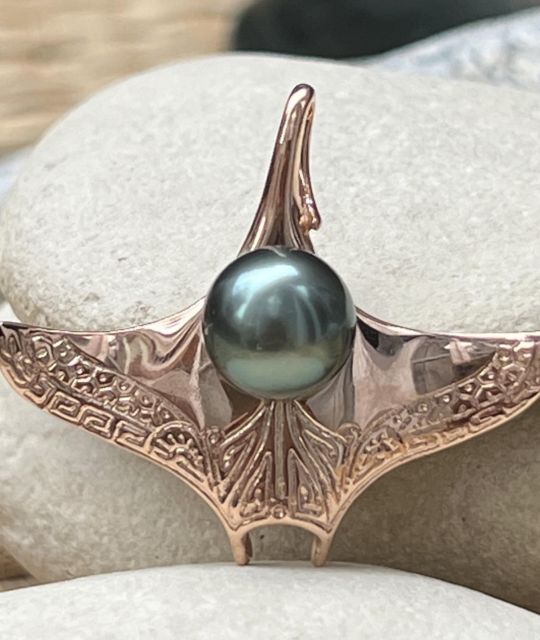 Bijou en perle de Tahiti aux reflets rares et lustre exceptionnel. Certificat d’authenticité et livraison sécurisée – Poemotu.