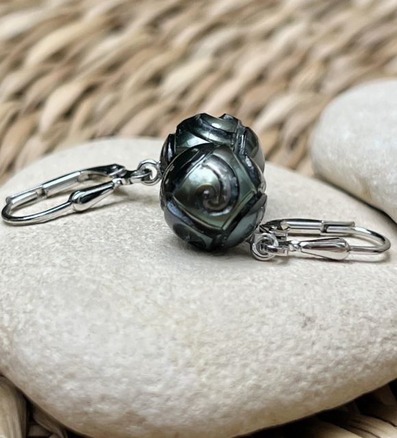 Bijou en perle de Tahiti aux reflets rares et lustre exceptionnel. Certificat d’authenticité et livraison sécurisée – Poemotu.