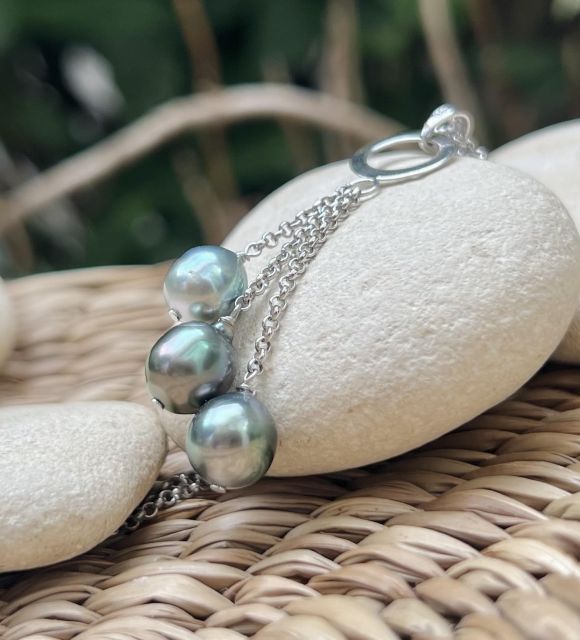 Mouvement gracieux et lustre éclatant composent une mélodie de lumière, un bijou à la fois délicat et vibrant, célébrant l’union des couleurs polynésiennes